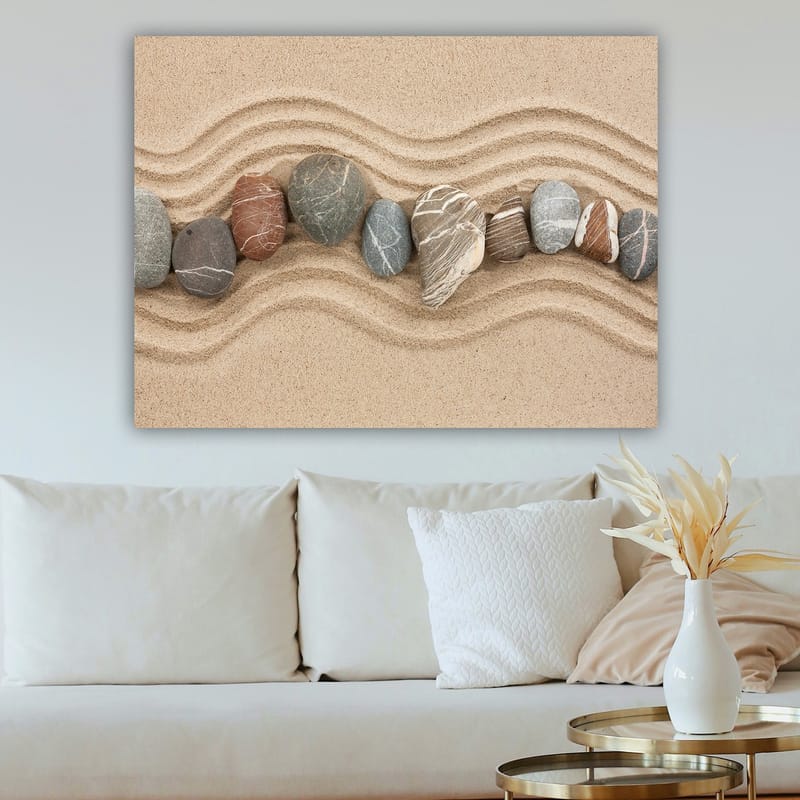 Canvastavla 70x100 cm - Rad av släta stenar placerade på en sandig yta med vågiga mönster - Sandbeige / Grå / Rödbrun - Inredning & dekor - Tavlor & konst - Canvastavla