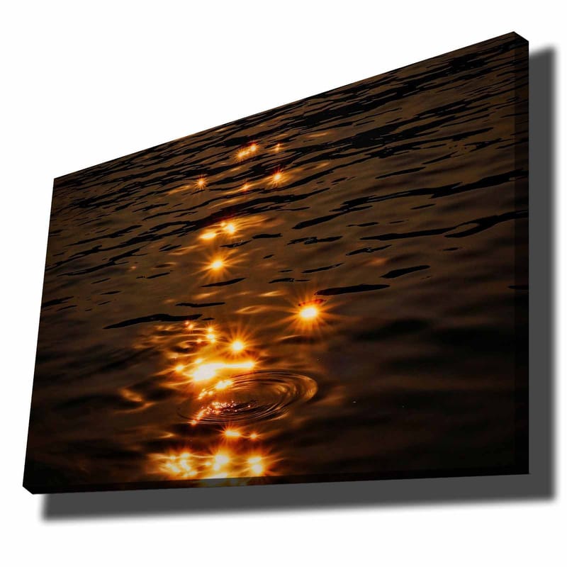 Canvastavla 70x100 cm - Reflektioner av solens ljus på en stilla vattenyta - Guld / Mörkbrun - Inredning & dekor - Tavlor & konst - Canvastavla