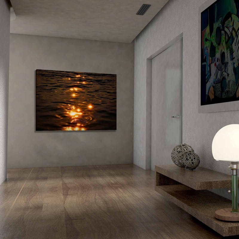 Canvastavla 70x100 cm - Reflektioner av solens ljus på en stilla vattenyta - Guld / Mörkbrun - Inredning & dekor - Tavlor & konst - Canvastavla