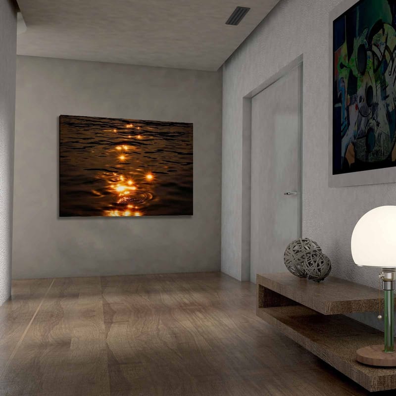 Canvastavla 70x100 cm - Reflektioner av solens ljus på en stilla vattenyta - Guld / Mörkbrun - Inredning & dekor - Tavlor & konst - Canvastavla