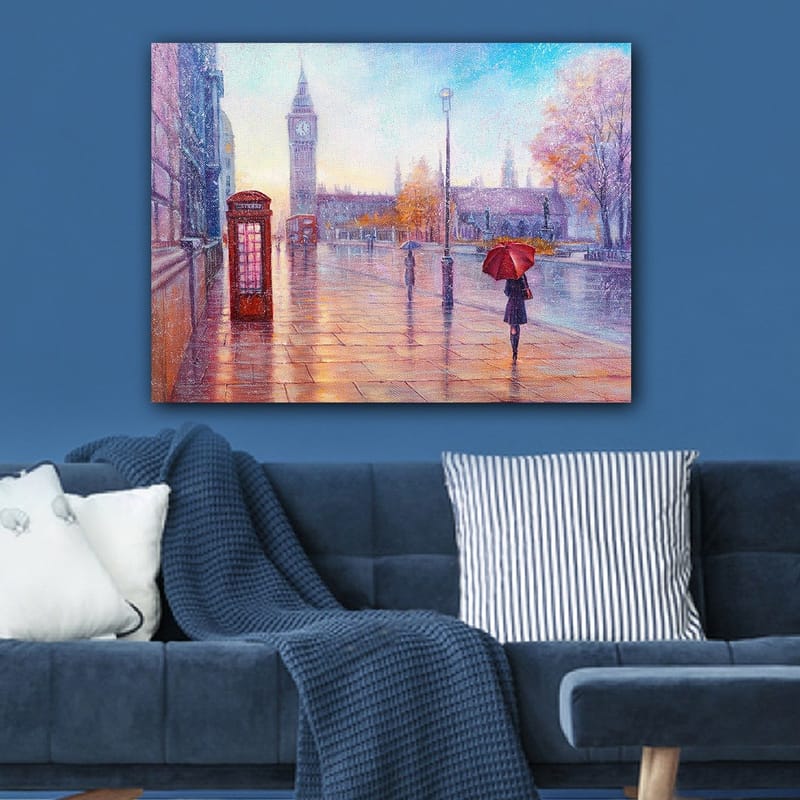 Canvastavla 70x100 cm - Regnig stadsbild med en röd telefonkiosk och en person med röd paraply som promenerar längs en blöt gata - Röd / Blå / Orange - Inredning & dekor - Tavlor & konst - Canvastavla