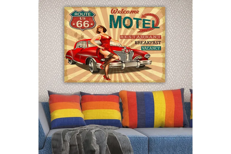 Canvastavla 70x100 cm - Retroinspirerad affisch med en kvinna i röd klänning som poserar vid en klassisk röd bil - Röd / Svart / Beige - Inredning & dekor - Tavlor & konst - Canvastavla