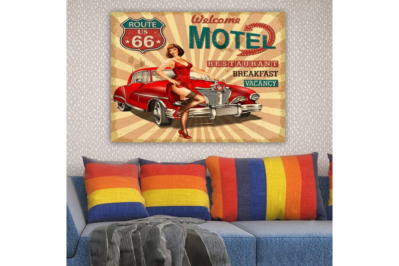 Canvastavla 70x100 cm - Retroinspirerad affisch med en kvinna i röd klänning som poserar vid en klassisk röd bil - Röd / Svart / Beige - Inredning & dekor - Tavlor & konst - Canvastavla