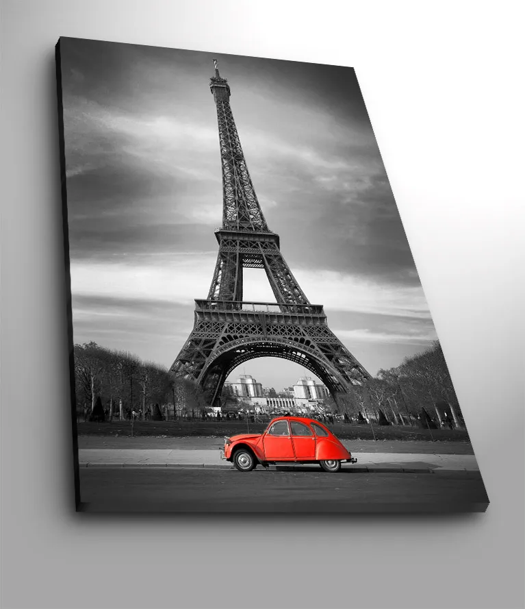 Canvastavla 70x100 cm - Röd bil framför Eiffeltornet i svartvitt - Röd / Svart / Grå - Inredning & dekor - Tavlor & konst - Canvastavla