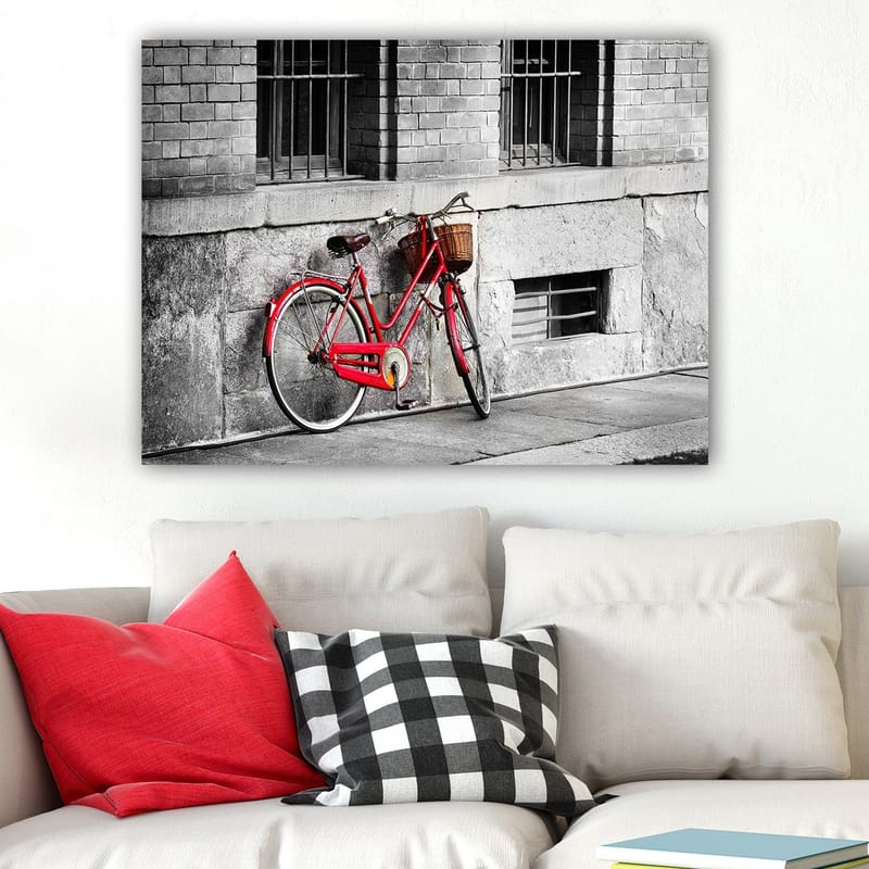 Canvastavla 70x100 cm - Röd cykel lutad mot en grå vägg i en urban miljö - Röd / Grå - Inredning & dekor - Tavlor & konst - Canvastavla