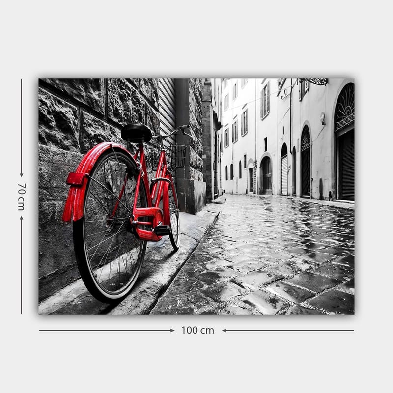 Canvastavla 70x100 cm - Röd cykel står lutad mot en vägg i en svartvit stadsmiljö - Röd / Svart / Grå - Inredning & dekor - Tavlor & konst - Canvastavla