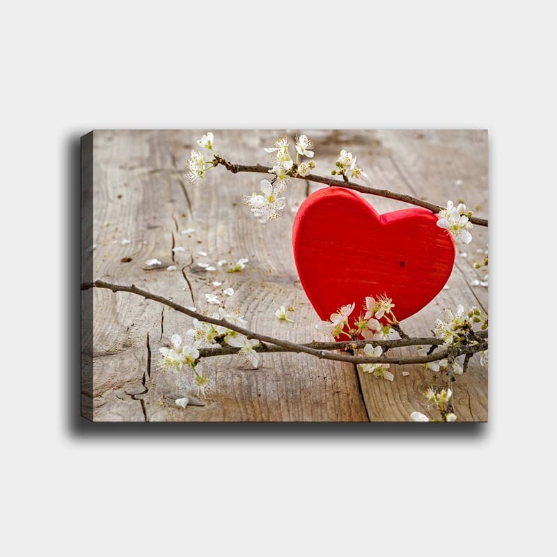 Canvastavla 70x100 cm - Röd hjärta omgiven av blommor på en träyta - Röd / Vit - Inredning & dekor - Tavlor & konst - Canvastavla