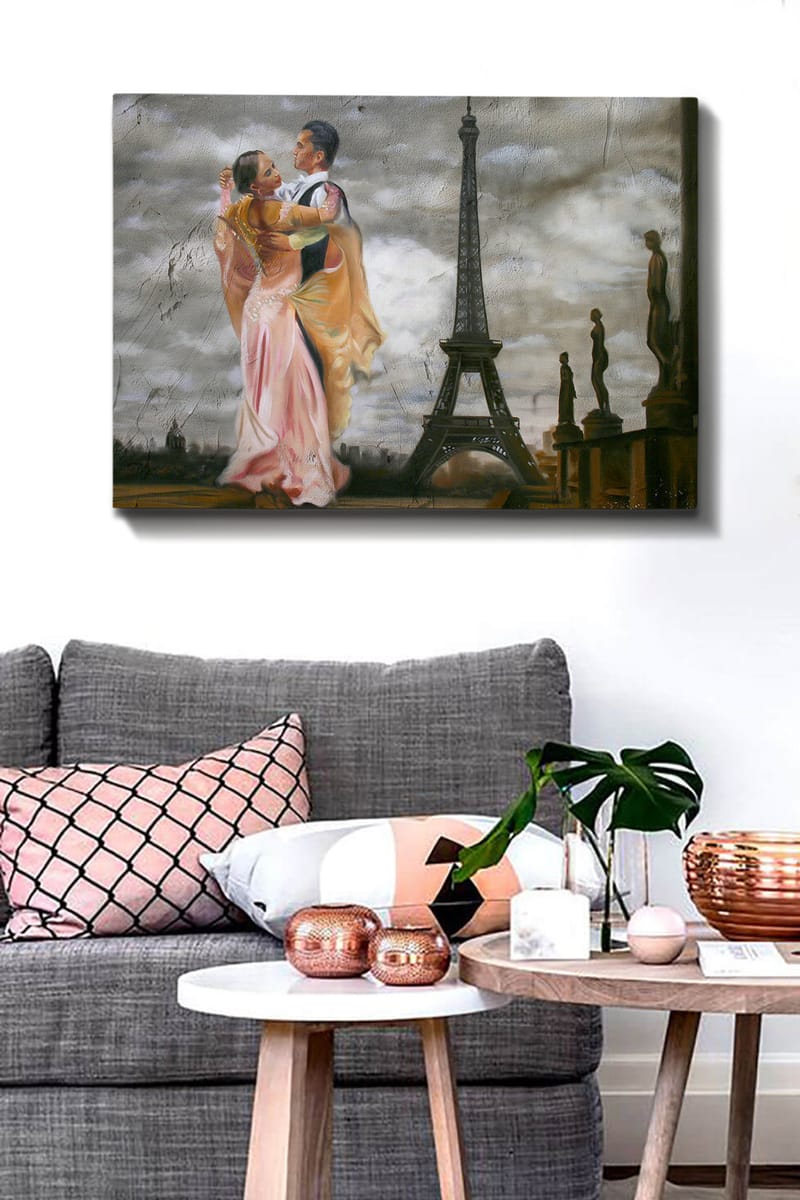 Canvastavla 70x100 cm - Romantisk dans mellan ett par framför Eiffeltornet i Paris - Rosa / Svart / Beige - Inredning & dekor - Tavlor & konst - Canvastavla
