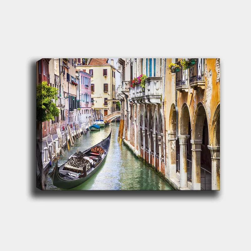 Canvastavla 70x100 cm - Romantisk kanal i Venedig med en gondol som glider fram mellan färgglada byggnader - Grön / Beige / Blå - Inredning & dekor - Tavlor & konst - Canvastavla