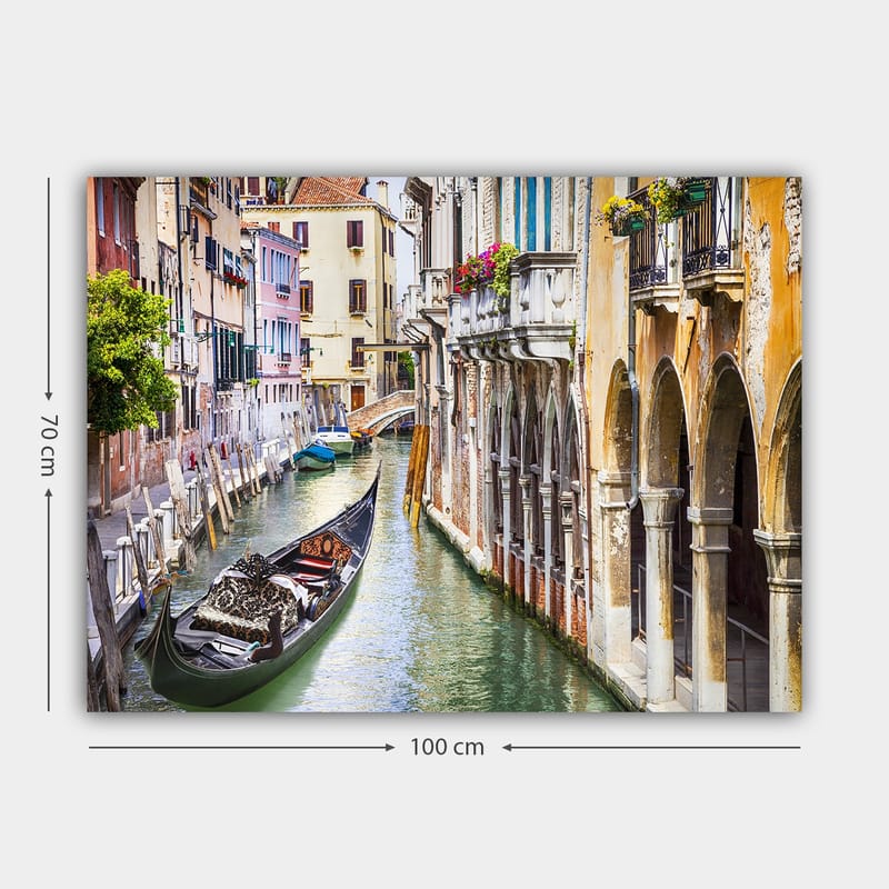 Canvastavla 70x100 cm - Romantisk kanal i Venedig med en gondol som glider fram mellan färgglada byggnader - Grön / Beige / Blå - Inredning & dekor - Tavlor & konst - Canvastavla