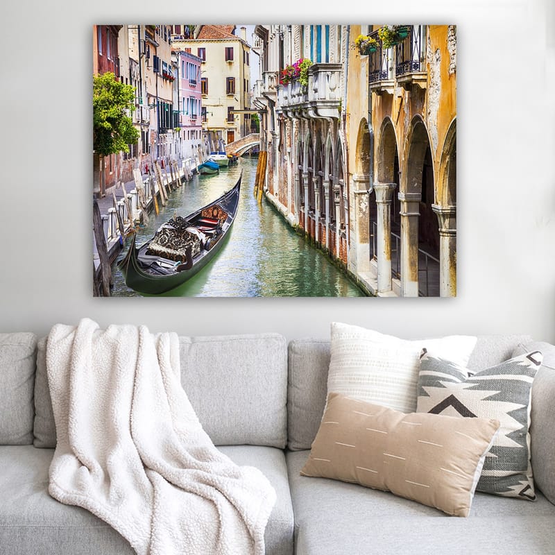 Canvastavla 70x100 cm - Romantisk kanal i Venedig med en gondol som glider fram mellan färgglada byggnader - Grön / Beige / Blå - Inredning & dekor - Tavlor & konst - Canvastavla