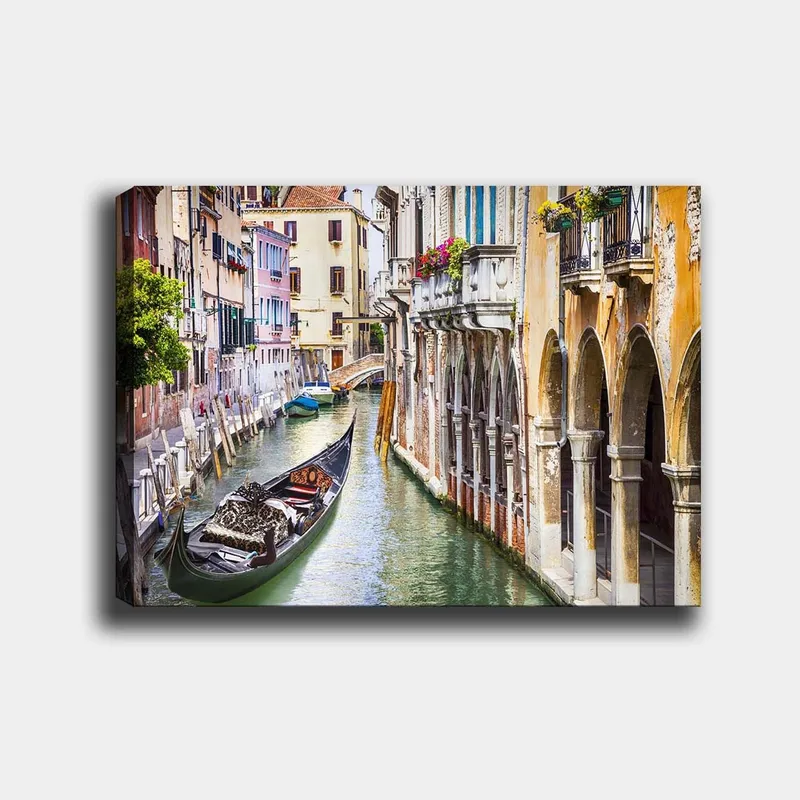 Canvastavla 70x100 cm - Romantisk kanal i Venedig med en gondol som glider fram mellan färgglada byggnader, Grön / Beige / Blå