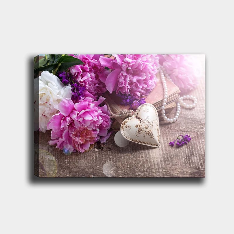 Canvastavla 70x100 cm - Romantisk komposition med rosa pioner och ett dekorativt hjärta i fokus - Rosa / Vit / Lila - Inredning & dekor - Tavlor & konst - Canvastavla