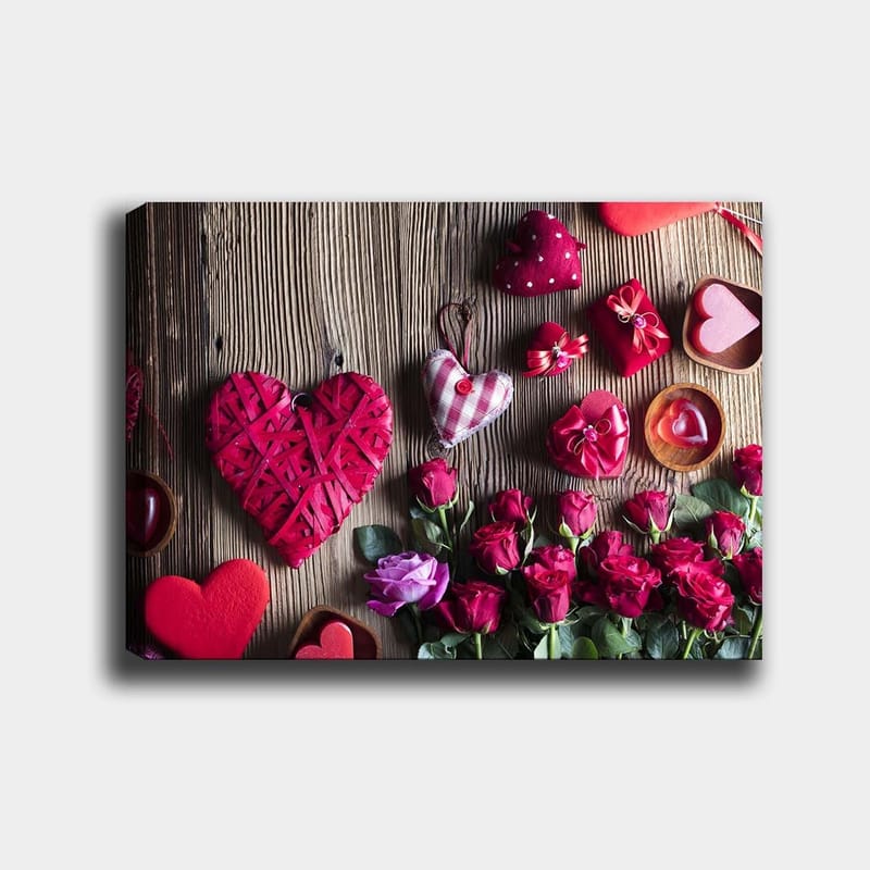 Canvastavla 70x100 cm - Romantisk samling av hjärtformade dekorationer och rosor, Röd / Grön / Rosa