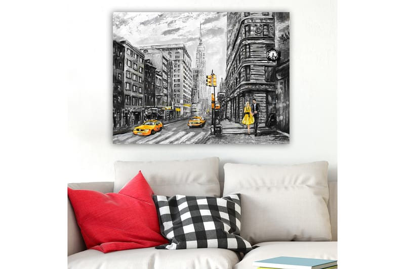 Canvastavla 70x100 cm - Romantisk scen av ett par som promenerar på en livlig gata i New York, omgiven av klassiska byggnader och gula taxibilar - Gult / Svart / Grått - Inredning & dekor - Tavlor & konst - Canvastavla