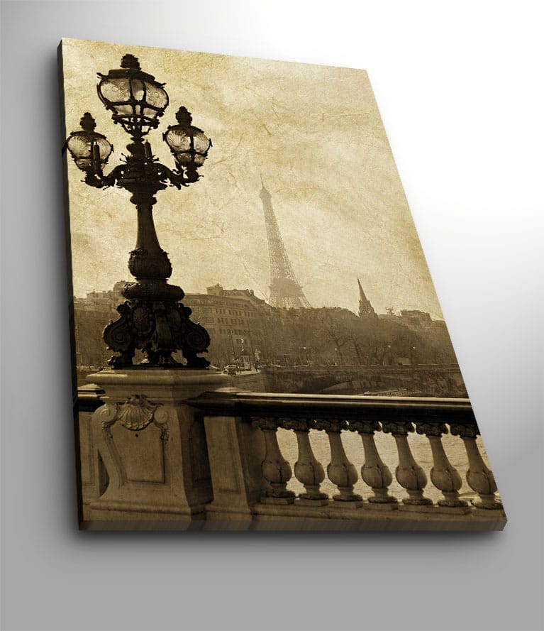 Canvastavla 70x100 cm - Romantisk vy av Eiffeltornet i Paris med en elegant gatulampa i förgrunden, Mörkbrun / Beige
