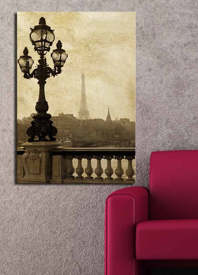 Canvastavla 70x100 cm - Romantisk vy av Eiffeltornet i Paris med en elegant gatulampa i förgrunden - Mörkbrun / Beige - Inredning & dekor - Tavlor & konst - Canvastavla