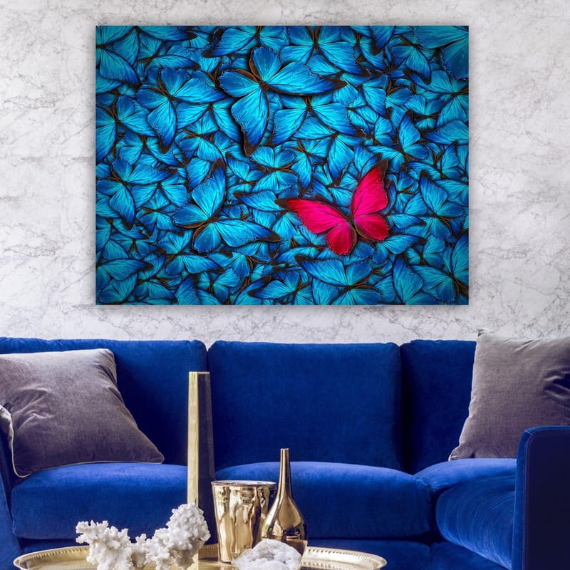 Canvastavla 70x100 cm - Samling av blå fjärilar med en framträdande rosa fjäril i mitten - Blå / Rosa - Inredning & dekor - Tavlor & konst - Canvastavla