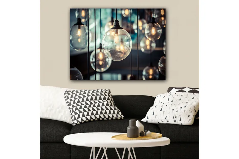 Canvastavla 70x100 cm - Samling av hängande glödlampor i olika storlekar som skapar en atmosfär av värme och ljus - Klar / Svart / Guld - Inredning & dekor - Tavlor & konst - Canvastavla