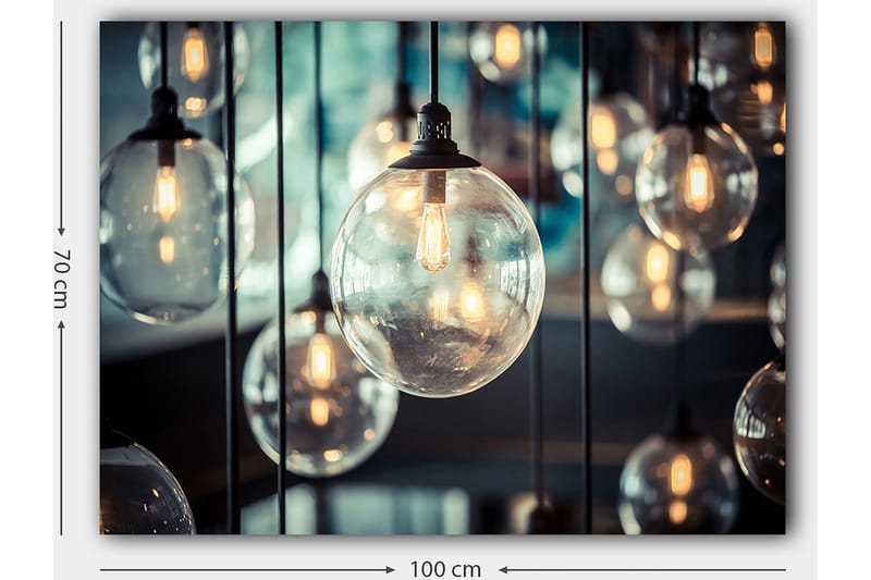 Canvastavla 70x100 cm - Samling av hängande glödlampor i olika storlekar som skapar en atmosfär av värme och ljus - Klar / Svart / Guld - Inredning & dekor - Tavlor & konst - Canvastavla