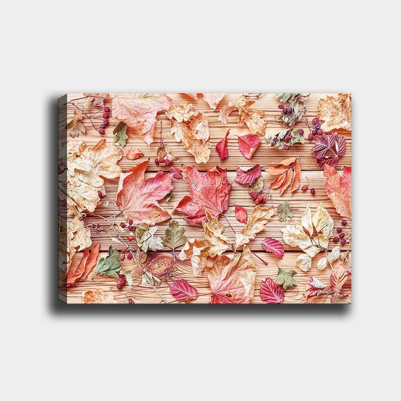 Canvastavla 70x100 cm - Samling av höstlöv i olika färger som ligger på en träyta - Röd / Gul / Grön - Inredning & dekor - Tavlor & konst - Canvastavla