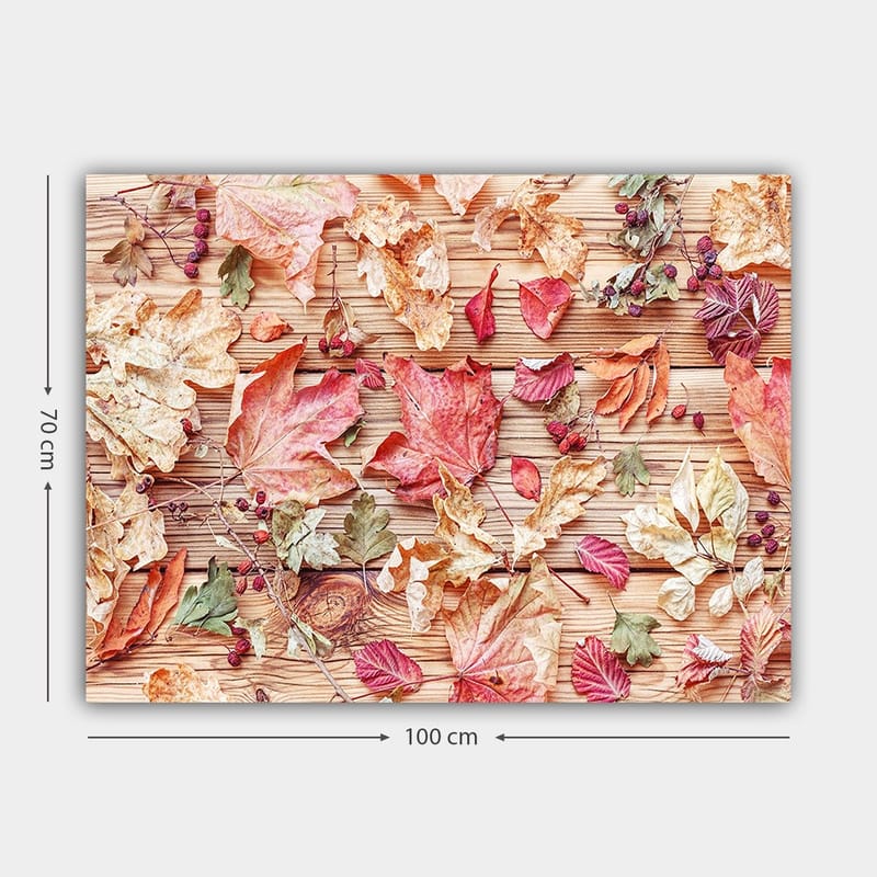 Canvastavla 70x100 cm - Samling av höstlöv i olika färger som ligger på en träyta - Röd / Gul / Grön - Inredning & dekor - Tavlor & konst - Canvastavla