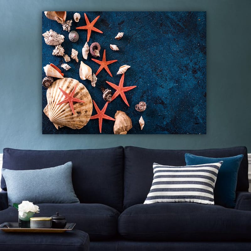 Canvastavla 70x100 cm - Samling av snäckor och sjöstjärnor på en djupblå yta - Djupblå / Röd / Beige - Inredning & dekor - Tavlor & konst - Canvastavla
