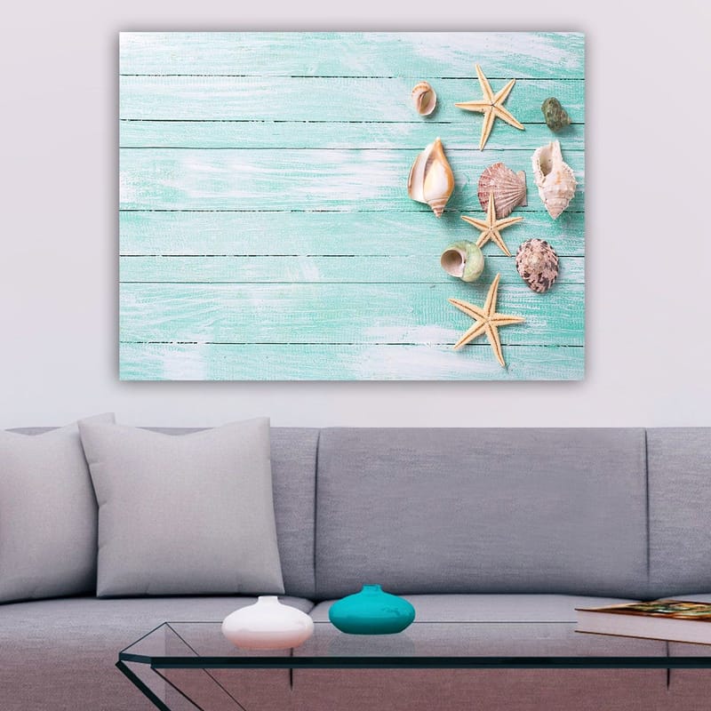 Canvastavla 70x100 cm - Samling av snäckor och sjöstjärnor på en ljusblå träyta - Ljusblå / Beige / Grön - Inredning & dekor - Tavlor & konst - Canvastavla
