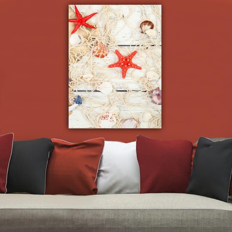 Canvastavla 70x100 cm - Samling av snäckor och stjärnformade sjöstjärnor på ett nät - Röd / Beige / Vit - Inredning & dekor - Tavlor & konst - Canvastavla
