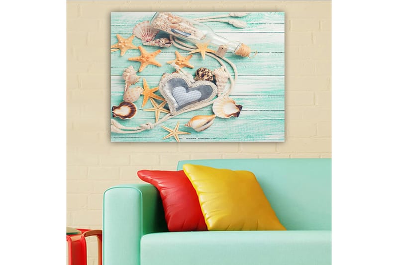 Canvastavla 70x100 cm - Samling av snäckor och stjärnor på en träyta med en flaska och ett hjärtformat föremål i fokus - Ljusblå / Beige / Orange - Inredning & dekor - Tavlor & konst - Canvastavla