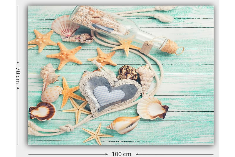 Canvastavla 70x100 cm - Samling av snäckor och stjärnor på en träyta med en flaska och ett hjärtformat föremål i fokus - Ljusblå / Beige / Orange - Inredning & dekor - Tavlor & konst - Canvastavla