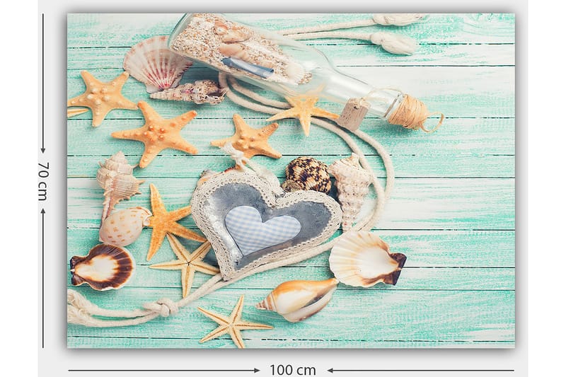 Canvastavla 70x100 cm - Samling av snäckor och stjärnor på en träyta med en flaska och ett hjärtformat föremål i fokus - Ljusblå / Beige / Orange - Inredning & dekor - Tavlor & konst - Canvastavla
