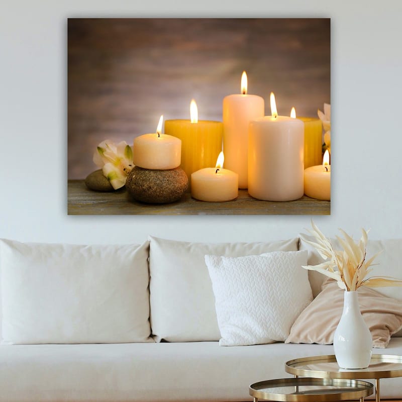 Canvastavla 70x100 cm - Samling av tända ljus i olika former och storlekar, omgivna av stenar och en blomma - Gult / Vitt / Beige - Inredning & dekor - Tavlor & konst - Canvastavla