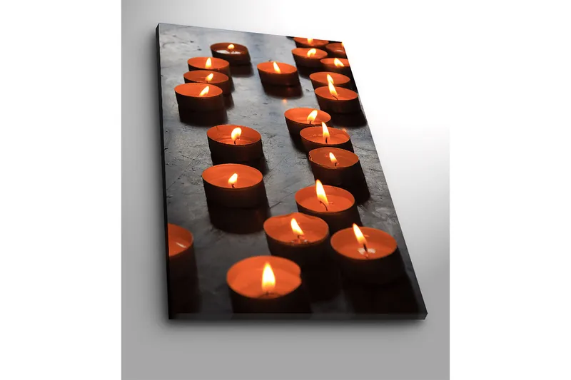 Canvastavla 70x100 cm - Samling av tända värmeljus som skapar en varm och inbjudande atmosfär - Orange / Svart - Inredning & dekor - Tavlor & konst - Canvastavla
