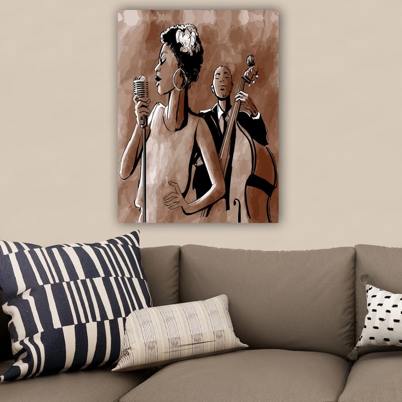 Canvastavla 70x100 cm - Sångerska framför en mikrofon med en basist i bakgrunden - Mörkbrun / Beige / Svart - Inredning & dekor - Tavlor & konst - Canvastavla