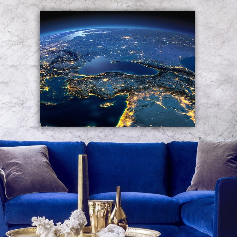 Canvastavla 70x100 cm - Satellitbild som visar Europa och delar av Asien med nattliga ljus och havsytor - Mörkblå / Ljusgul / Grå - Inredning & dekor - Tavlor & konst - Canvastavla