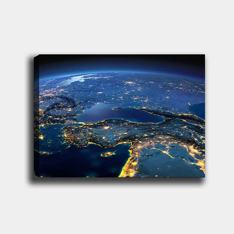 Canvastavla 70x100 cm - Satellitbild som visar Europa och delar av Asien med nattliga ljus och havsytor, Mörkblå / Ljusgul / Grå