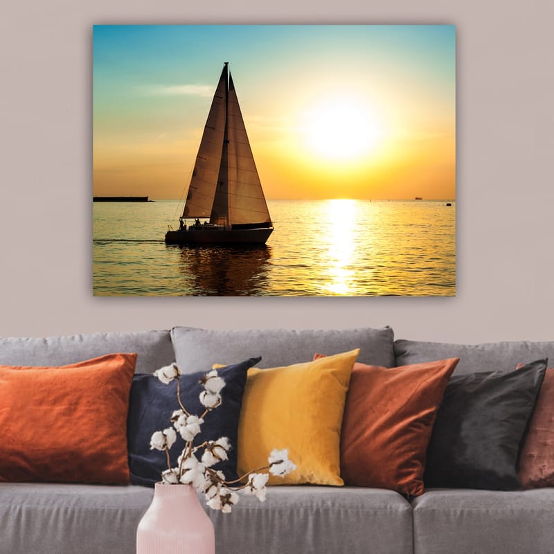 Canvastavla 70x100 cm - Segelbåt glider fram över en spegelblanka sjö i solnedgångens gyllene ljus - Guld / Blå / Vit - Inredning & dekor - Tavlor & konst - Canvastavla