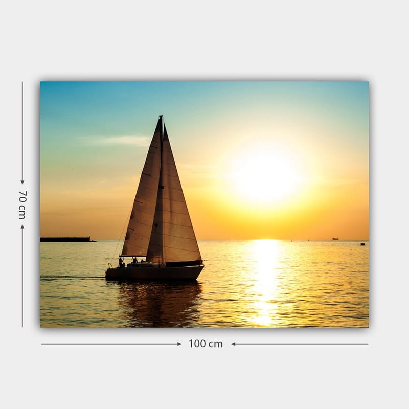 Canvastavla 70x100 cm - Segelbåt glider fram över en spegelblanka sjö i solnedgångens gyllene ljus - Guld / Blå / Vit - Inredning & dekor - Tavlor & konst - Canvastavla