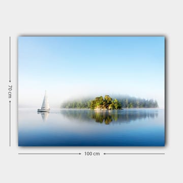 Canvastavla 70x100 cm - Segelbåt glider fram över en spegelblanka sjö med en dimmig ö i bakgrunden - Blå / Grön / Vit - Inredning & dekor - Tavlor & konst - Canvastavla