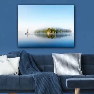 Canvastavla 70x100 cm - Segelbåt glider fram över en spegelblanka sjö med en dimmig ö i bakgrunden - Blå / Grön / Vit - Inredning & dekor - Tavlor & konst - Canvastavla