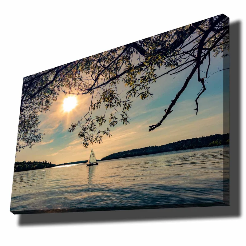 Canvastavla 70x100 cm - Segelbåt glider fram över en spegelblanka sjö under en solig himmel - Blå / Grön / Gul - Inredning & dekor - Tavlor & konst - Canvastavla
