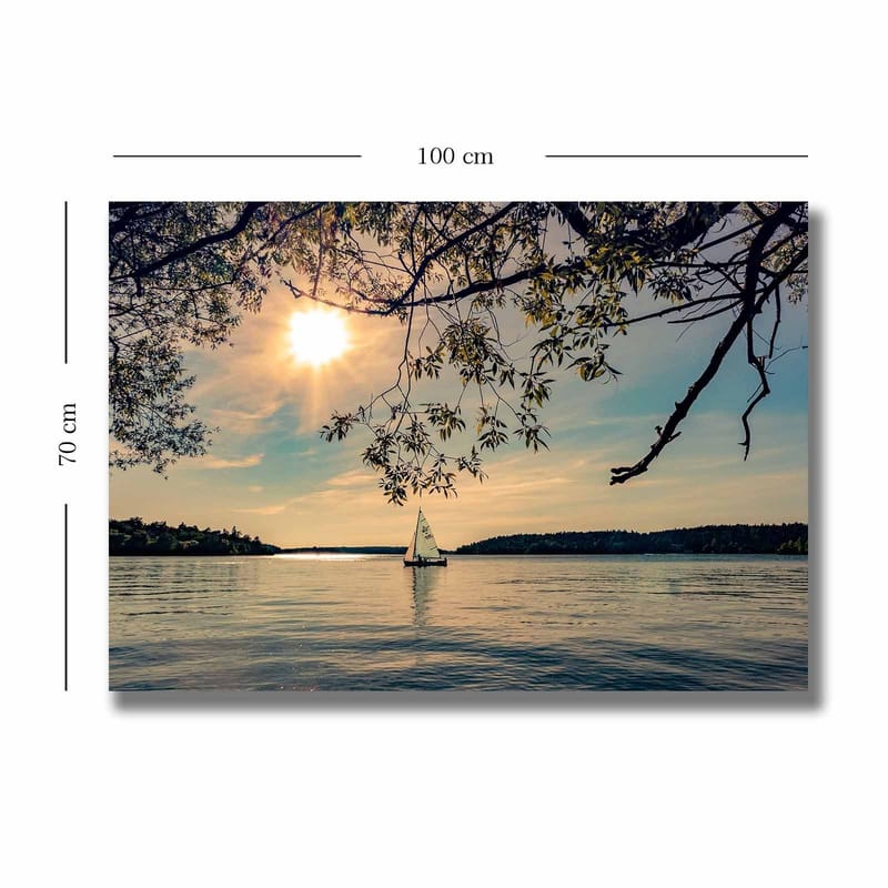Canvastavla 70x100 cm - Segelbåt glider fram över en spegelblanka sjö under en solig himmel - Blå / Grön / Gul - Inredning & dekor - Tavlor & konst - Canvastavla