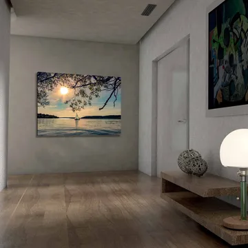 Canvastavla 70x100 cm - Segelbåt glider fram över en spegelblanka sjö under en solig himmel - Blå / Grön / Gul - Inredning & dekor - Tavlor & konst - Canvastavla
