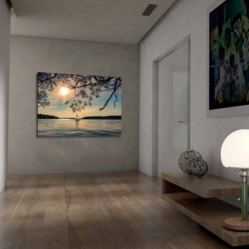 Canvastavla 70x100 cm - Segelbåt glider fram över en spegelblanka sjö under en solig himmel - Blå / Grön / Gul - Inredning & dekor - Tavlor & konst - Canvastavla