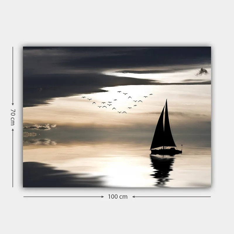 Canvastavla 70x100 cm - Segelbåt glider fram över en spegelblanka yta under en dramatisk himmel med fåglar som flyger förbi - Svart / Grå / Vit - Inredning & dekor - Tavlor & konst - Canvastavla