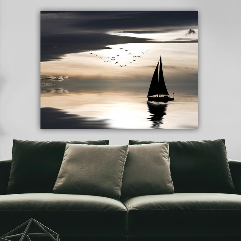 Canvastavla 70x100 cm - Segelbåt glider fram över en spegelblanka yta under en dramatisk himmel med fåglar som flyger förbi - Svart / Grå / Vit - Inredning & dekor - Tavlor & konst - Canvastavla