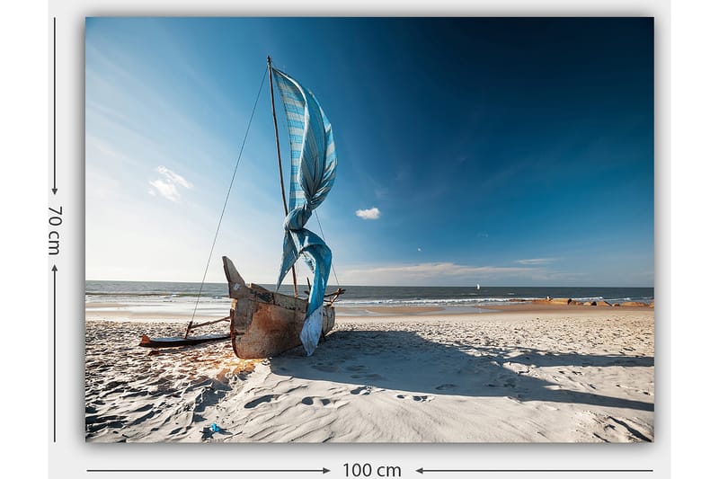 Canvastavla 70x100 cm - Segelbåt med blå segel på en strand - Blå / Beige / Brun - Inredning & dekor - Tavlor & konst - Canvastavla