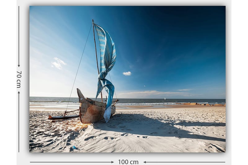 Canvastavla 70x100 cm - Segelbåt med blå segel på en strand - Blå / Beige / Brun - Inredning & dekor - Tavlor & konst - Canvastavla