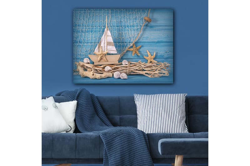 Canvastavla 70x100 cm - Segelbåt med stjärnformade sjöstjärnor och snäckor på en träig bas, mot en blå bakgrund - Blå / Beige / Vit - Inredning & dekor - Tavlor & konst - Canvastavla